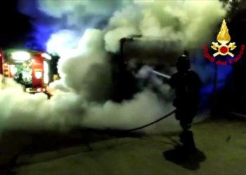 Incendio di un camion cisterna per il trasporto di mangimi, sul posto i vigili del fuoco