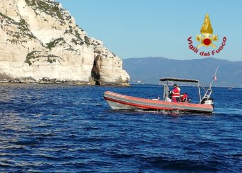 Ricerche dei vigili del fuoco per escludere la presenza di un sub nelle acque di “Cala Fighera”
