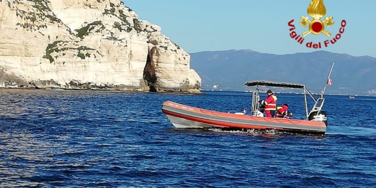 Ricerche dei vigili del fuoco per escludere la presenza di un sub nelle acque di “Cala Fighera”