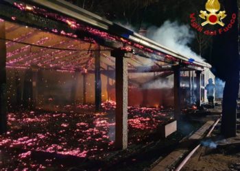 Lotzorai: a fuoco un chiosco bar, intervengono i vigili del fuoco