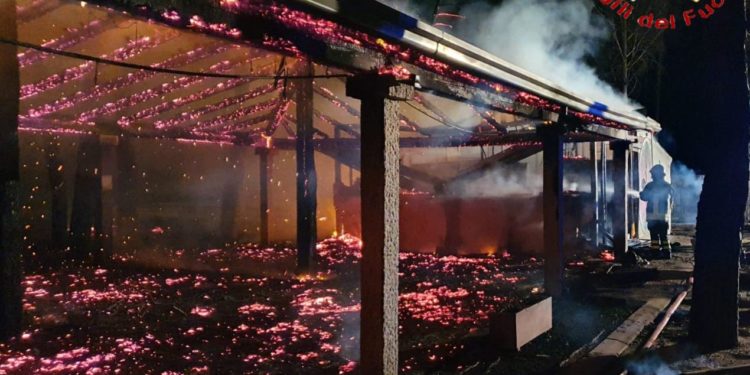 Lotzorai: a fuoco un chiosco bar, intervengono i vigili del fuoco