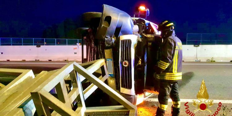 Olbia: incidente stradale sulla rotonda Felix, sul posto i vigili del fuoco