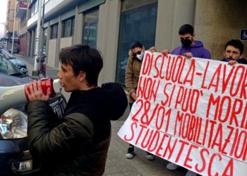 Gli studenti di diverse scuole della città hanno protestato davanti all’Ufficio Scolastico Regionale, in seguito alla morte di Lorenzo Perelli