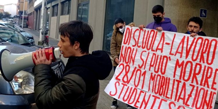 Gli studenti di diverse scuole della città hanno protestato davanti all’Ufficio Scolastico Regionale, in seguito alla morte di Lorenzo Perelli