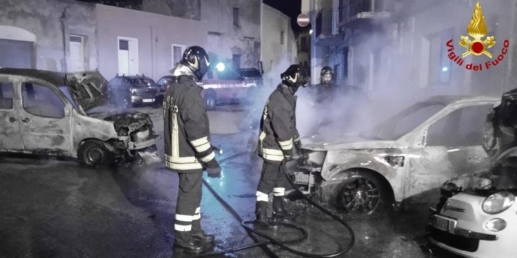 Pirri: a fuoco quattro autovetture, sul posto i vigili del fuoco
