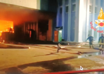 Un vasto incendio generalizzato si è sviluppato in alcuni capannoni nella zona industriale di Macchiareddu