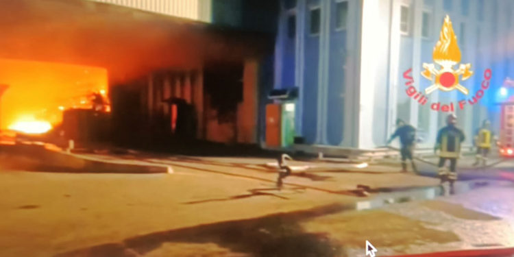 Un vasto incendio generalizzato si è sviluppato in alcuni capannoni nella zona industriale di Macchiareddu