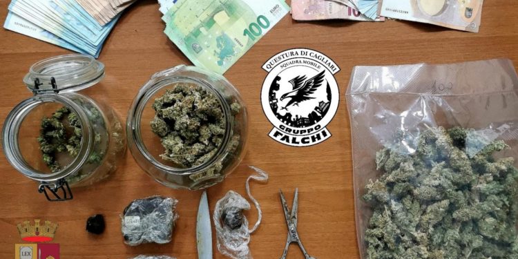 Giovedì pomeriggio i Falchi della Squadra Mobile della Questura di Cagliari hanno arrestato un disoccupato di Quartu colto nella flagranza di spaccio di stupefacenti