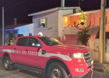 Solarussa: a fuoco una canna fumaria, intervengono i vigili del fuoco