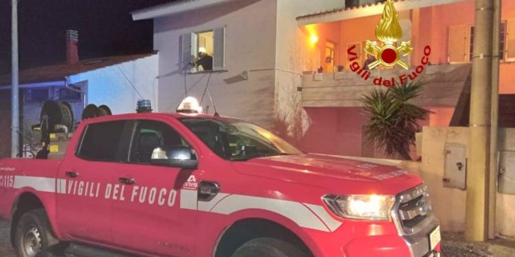 Solarussa: a fuoco una canna fumaria, intervengono i vigili del fuoco