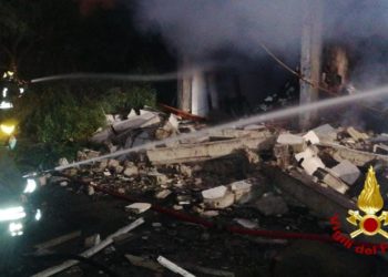 Incendio in un capannone in disuso in località Su Moriscau, nel comune di Sestu, squadre dei vigili del fuoco al lavoro dalle 19.30 per spegnere le fiamme