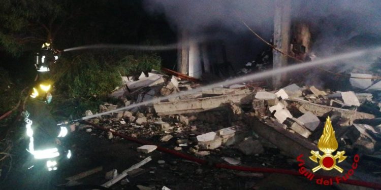 Incendio in un capannone in disuso in località Su Moriscau, nel comune di Sestu, squadre dei vigili del fuoco al lavoro dalle 19.30 per spegnere le fiamme