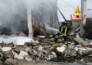 Sono proseguite nella notte e nella mattinata di oggi le operazioni di spegnimento nell’area interessata dall’incendio in un capannone a Sestu