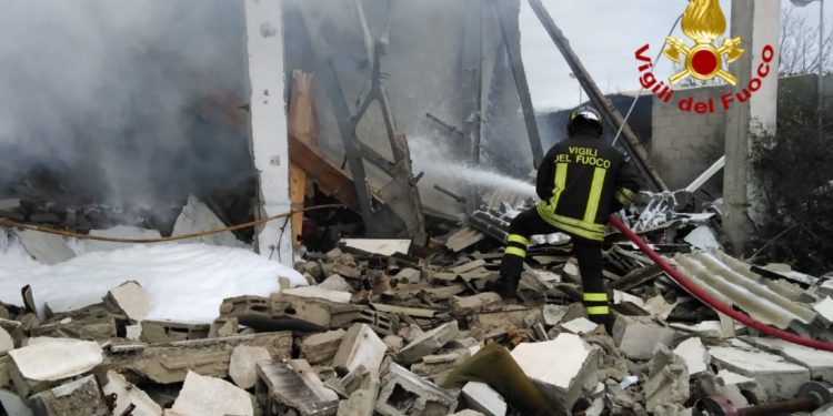 Sono proseguite nella notte e nella mattinata di oggi le operazioni di spegnimento nell’area interessata dall’incendio in un capannone a Sestu