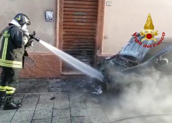 Auto in sosta in fiamme a Quartu Sant’Elena, sul posto una squadra dei vigili del fuoco del Comando di Cagliari