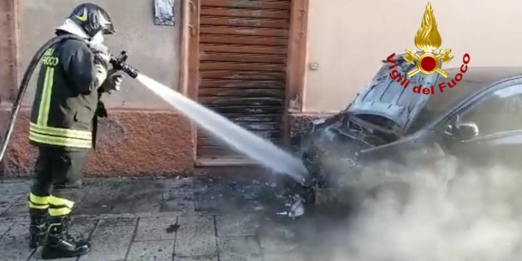 Auto in sosta in fiamme a Quartu Sant’Elena, sul posto una squadra dei vigili del fuoco del Comando di Cagliari