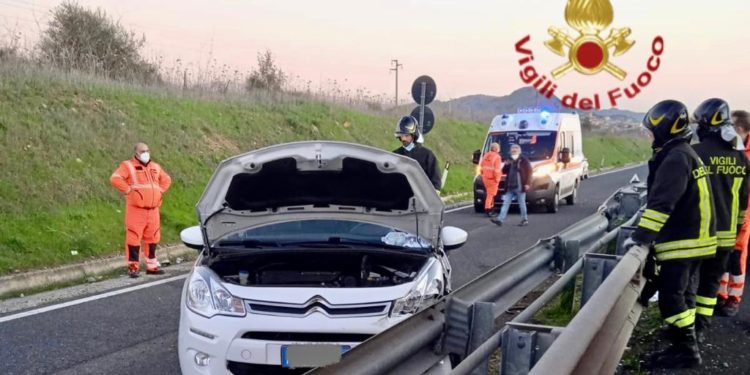 I vigili del fuoco di Cagliari sono intervenuti per un incidente, intorno alle 17.00, sulla strada statale 131, poco prima di Monastir