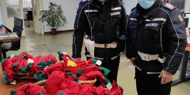 A Sassari, la pandemia non ferma la Befana della Polizia locale