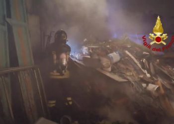 A Quartu Sant’Elena si è sviluppato un incendio di masserizie e rifiuti all’interno di un cortile privato