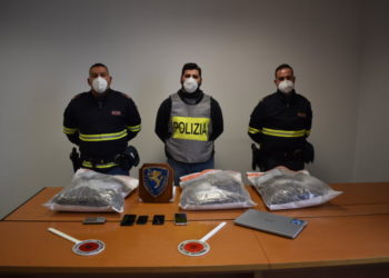 Gli agenti della Polizia di Stato, a Cagliari, hanno arrestato due giovani trovati con 8,3 kg di marijuana nel bagagliaio di un’auto