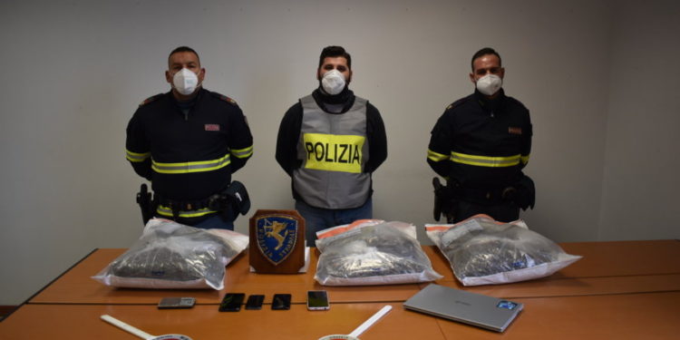 Gli agenti della Polizia di Stato, a Cagliari, hanno arrestato due giovani trovati con 8,3 kg di marijuana nel bagagliaio di un’auto