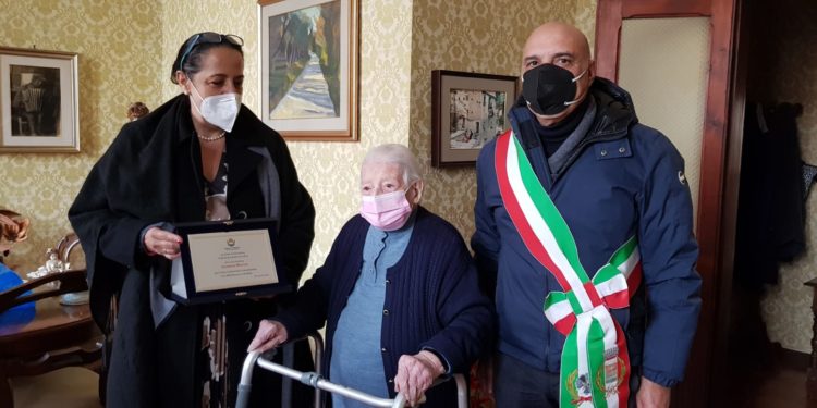 Oristano in festa: zia Gesuina Murtas compie 100 anni
