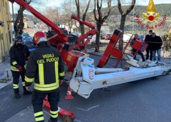 Nuoro: si ribalta un elevatore con cestello, sul posto i vigili del fuoco