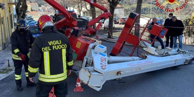 Nuoro: si ribalta un elevatore con cestello, sul posto i vigili del fuoco