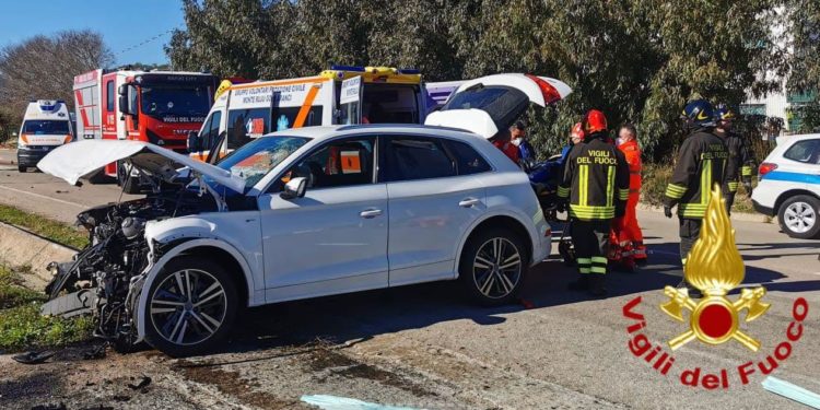 Olbia: incidente stradale nella zona industriale, intervengono i vigili del fuoco