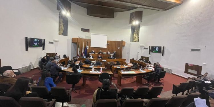 Oristano: il Consiglio comunale ha deliberato su debiti fuori bilancio, regolamento consiliare, biblioteca imposta di soggiorno e controlli interni