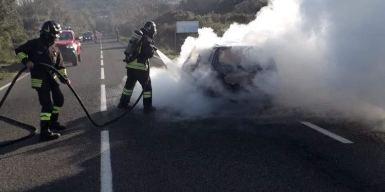 Auto a fuoco nei pressi dello svincolo per Aglientu, sul posto i vigili del fuoco