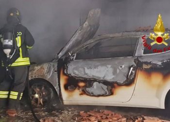 I vigili del fuoco di Cagliari sono intervenuti a Pula per l’incendio di un’auto