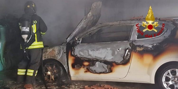 I vigili del fuoco di Cagliari sono intervenuti a Pula per l’incendio di un’auto
