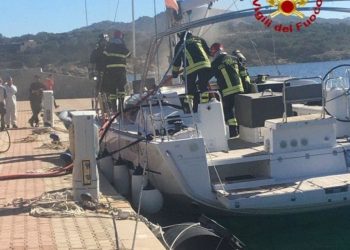 Olbia: a fuoco un’imbarcazione ormeggiata a Portisco, intervengono i vigili del fuoco