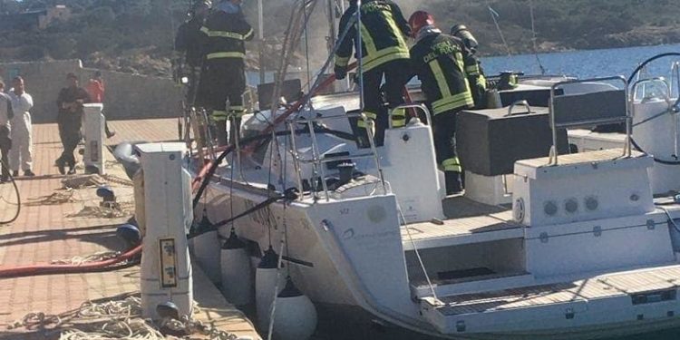 Olbia: a fuoco un’imbarcazione ormeggiata a Portisco, intervengono i vigili del fuoco