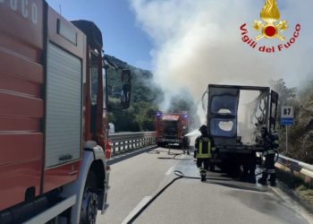 Autofurgone a fuoco sulla 131 Dcn, in azione i vigili del fuoco