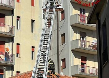 Tempio Pausania: i vigili del fuoco rimuovono tegole ed un comignolo da un’abitazione