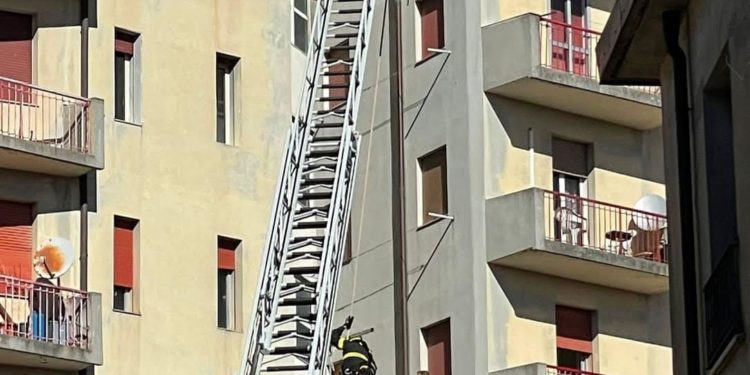 Tempio Pausania: i vigili del fuoco rimuovono tegole ed un comignolo da un’abitazione