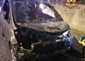 Nuoro: a fuoco una Toyota Aygo, sul posto i vigili del fuoco