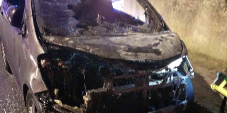 Nuoro: a fuoco una Toyota Aygo, sul posto i vigili del fuoco
