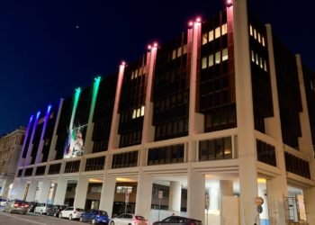 Anche il Palazzo del Consiglio regionale questa sera è illuminato con luci azzurre, verdi e rosa in occasione della giornata internazionale delle malattie rare