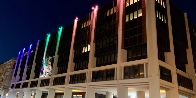 Anche il Palazzo del Consiglio regionale questa sera è illuminato con luci azzurre, verdi e rosa in occasione della giornata internazionale delle malattie rare