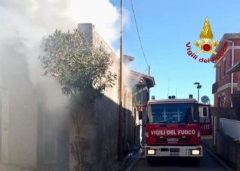 Incendio di uno scantinato nel centro abitato di Mandas, sul posto i vigili del fuoco
