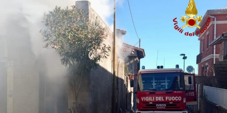 Incendio di uno scantinato nel centro abitato di Mandas, sul posto i vigili del fuoco