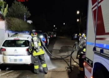 Olbia: a fuoco un’auto in via Londra, intervengono i vigili del fuoco