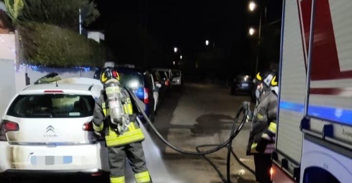 Olbia: a fuoco un’auto in via Londra, intervengono i vigili del fuoco