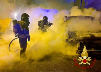 Berchidda: a fuoco un furgone, intervengono i vigili del fuoco