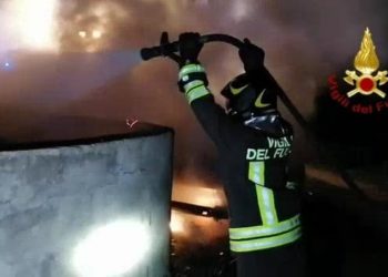 Quartucciu: a fuoco un’auto in località Sant’Isidoro, sul posto i vigili del fuoco
