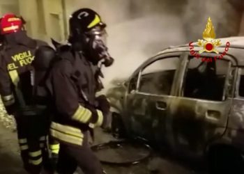 Nurri: a fuoco un’auto in sosta, intervengono i vigili del fuoco