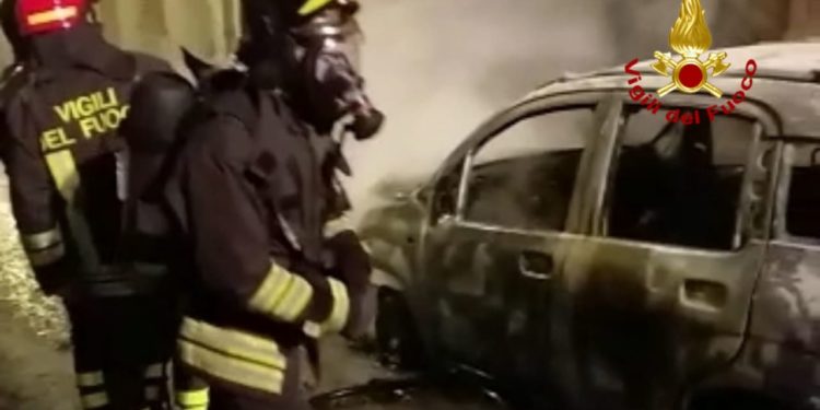 Nurri: a fuoco un’auto in sosta, intervengono i vigili del fuoco